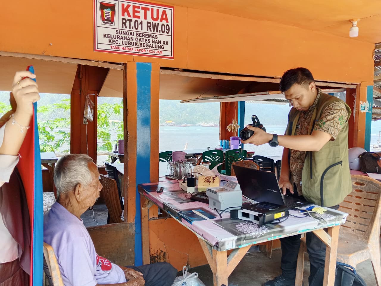 Dinas Dukcapil Kota Padang melaksanakan Pelayanan Peduli Warga Emas bagi Lansia di Kelurahan Gates Nan XX Kecamatan Lubuk Begalung